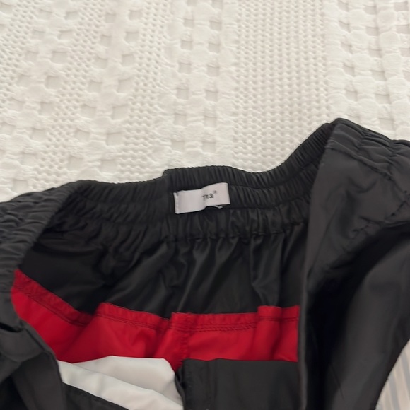 Great women’s wind pants the go-to for campus or out of the trail. Relaxed fit. - Picture 5 of 8